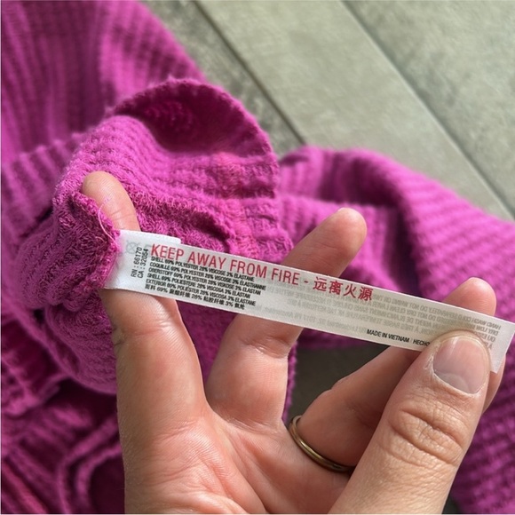 Urban Outfitters Ruched Long-Sleeve Bow Tie Pink Crop Top size Medium - Picture 7 of 7